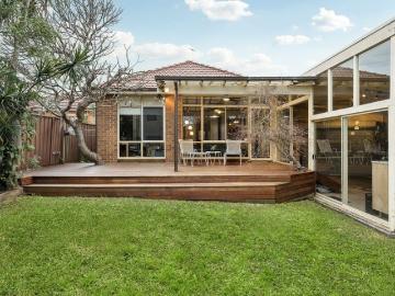 Family retreat of timeless beauty with modern style