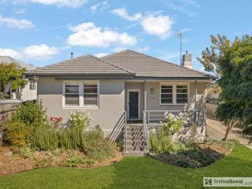 Family Retreat on Expansive 966sqm Block!