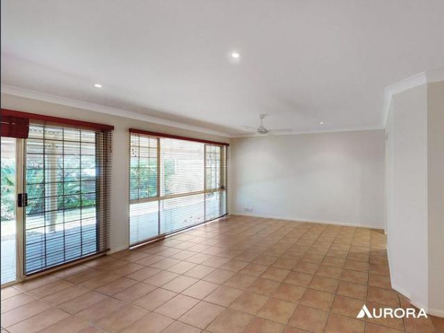 FAMILY RESIDENCE IN THE HEART OF REDLAND BAY!