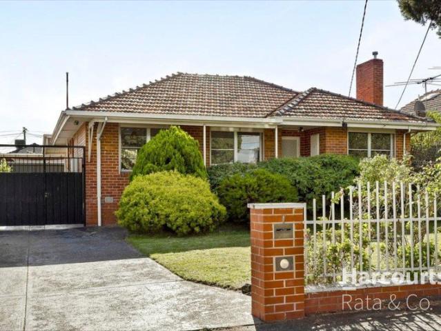 Family Warmth, Endless Space & a Lifestyle Location to Match