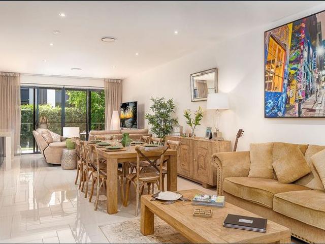FAMILY TOWNHOUSE IN SOUGHT AFTER PALM BEACH