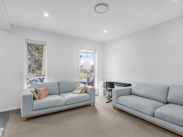 Fantastic 3 Bedroom Home Walk to Shops!