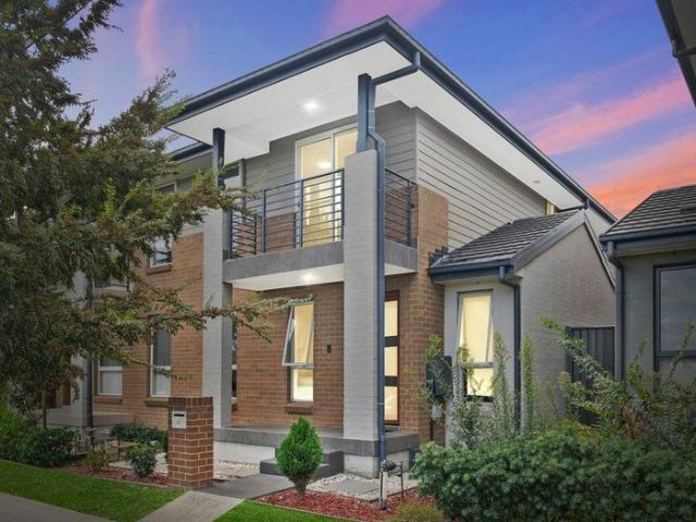 Fantastic 3 Bedroom Home Walk to Shops!