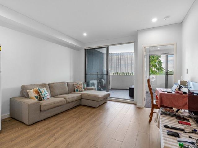 Fantastic 1 bedroom plus study and Walk to Everything Location