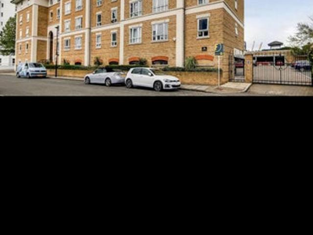 Fantastic 2 bed/2 bath flat South Quay