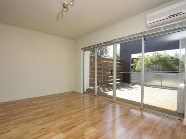 FANTASTIC 2 BEDROOM AND 1 BATHROOM APARTMENT IN GREAT LOCATION