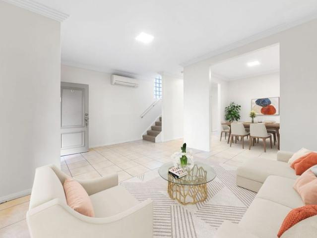 Fantastic 2 Bedroom Townhouse, Great Location, 2x Carspaces!