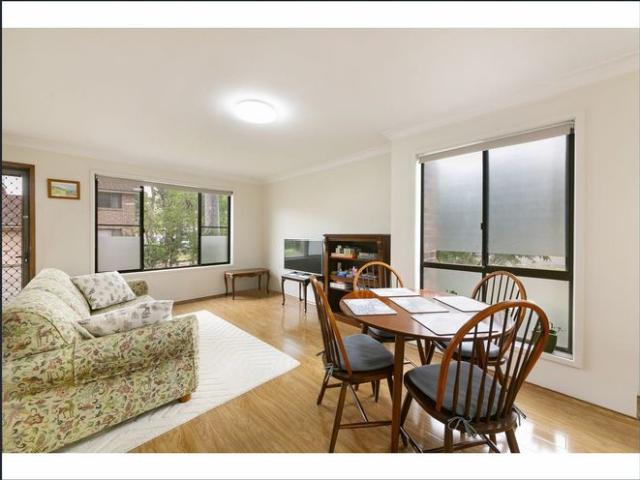 Fantastic 2 Bedroom Townhouse Positioned In a Cul De Sac
