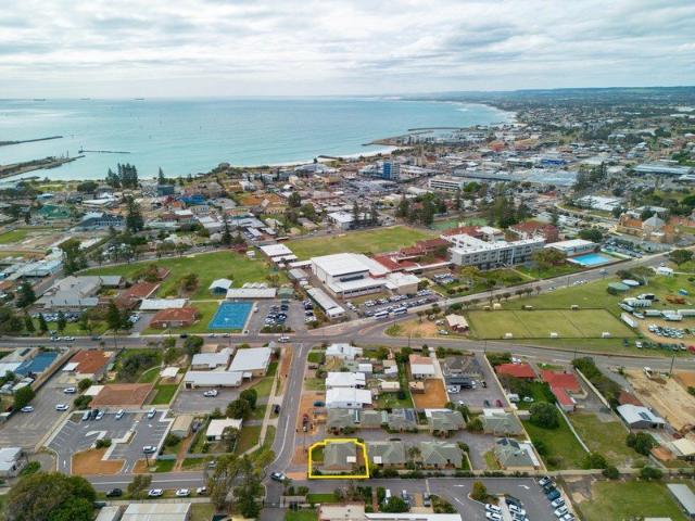 Fantastic 2 bedroom unit close to town