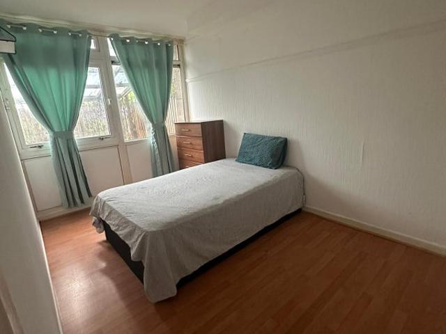 Fantastic 4 Bed Flat W Garden in Shadwell