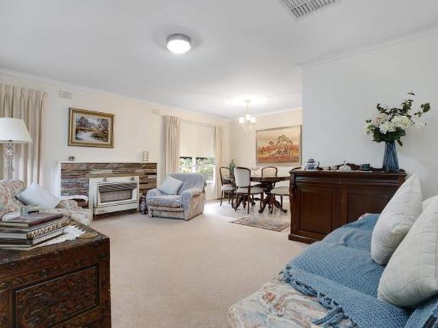 FANTASTIC 4 BEDROOM FAMILY HOME IN THE BRENTWOOD SECONDARY COLLEGE ZONE