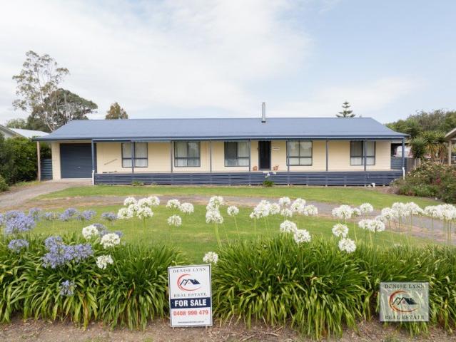 Fantastic 4 bedroom home, Views, Back access on 2250m2!