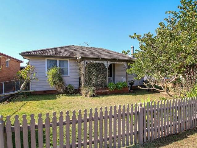 Fantastic, convenient town position. 3 bedroom cottage with drive thru carport to a double garage!