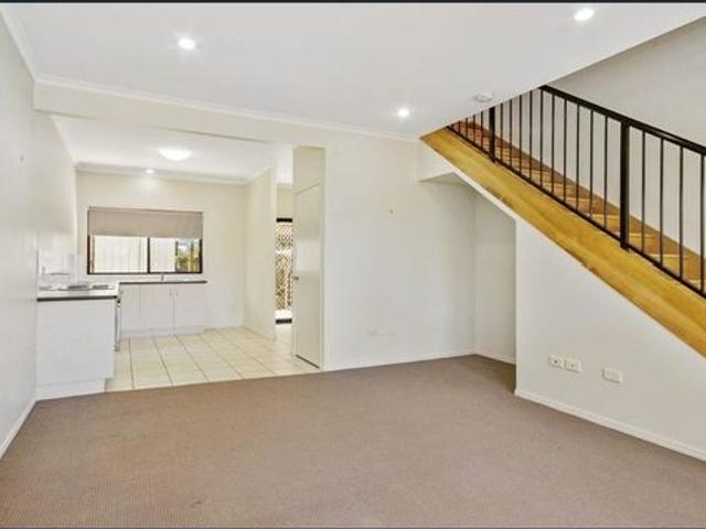 FANTASTIC CENTRAL LOCATION CLOSE TO THE BEACH AND SHOPS!