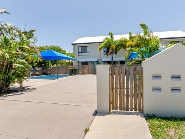 FANTASTIC CENTRAL LOCATION CLOSE TO THE BEACH AND SHOPS!