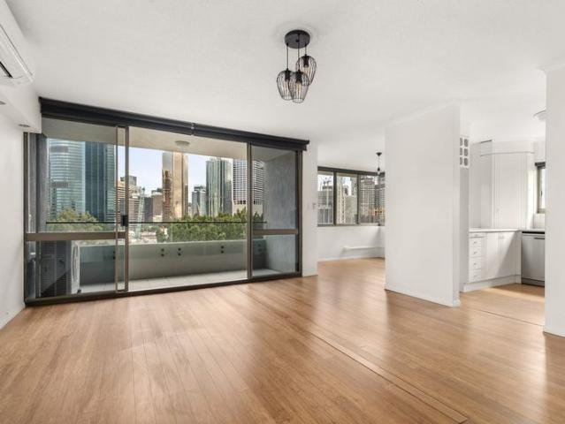 Fantastic city and river views! Modern Bathrooms!
