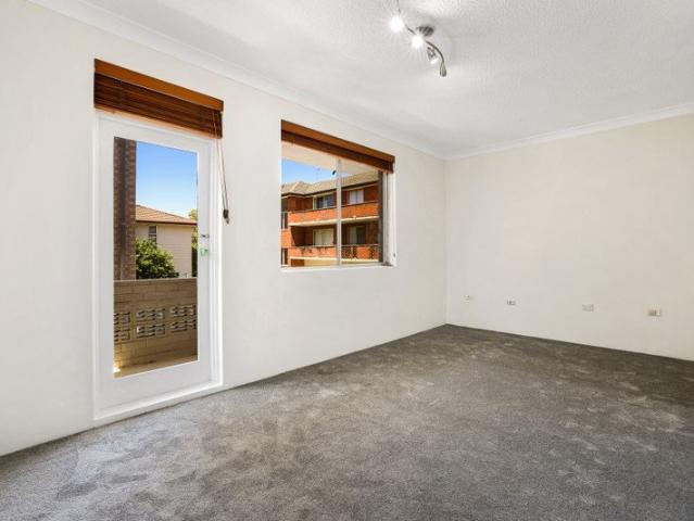 Fantastic Beach Side Apartment with Lock Up Garage