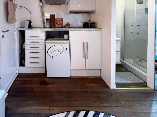 Fantastic, bright and functional studio in a dynamic neighborhood near the Alexandre Dumas metro station, Paris Amsterdam Apartments for Rent