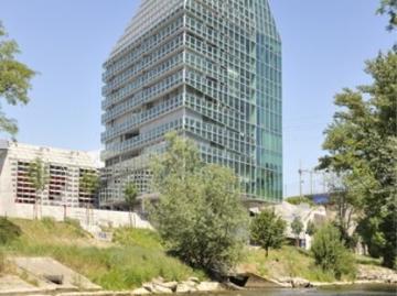 fantastic, bright apartment with direct access to the shopping center