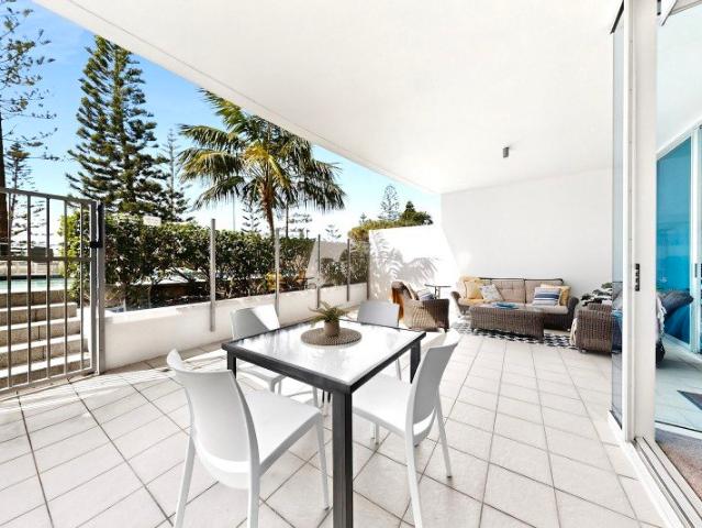 VACANT POSSESSION! FANTASTIC GROUND FLOOR APARTMENT MASSIVE PRIVATE TERRACE PRIVATE ACCESS TO POOL