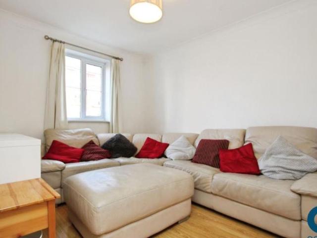 Fantastic four bedroom, three bathroom Townhouse in Montreal Avenue. Open to sharers!