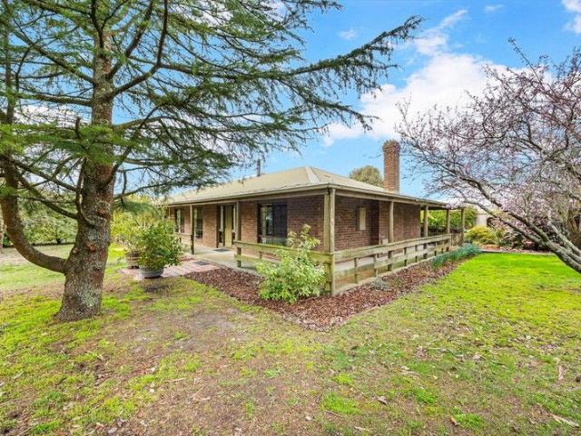 Fantastic Family Home 40 acres On Ballarat Fringe