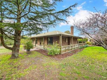 Fantastic Family Home 40 acres On Ballarat Fringe