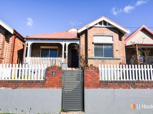 FANTASTIC FAMILY HOME & GARAGING