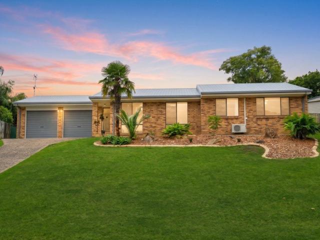 FANTASTIC FAMILY HOME, ELEVATED WITH VIEWS ON A 741M2 BLOCK! CENTRALLY LOCATED!