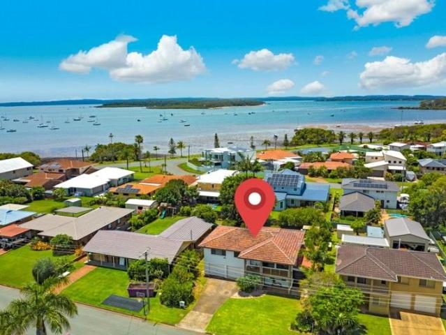 FANTASTIC FAMILY HOME JUST A SHORT STROLL FROM THE WATERS EDGE OF MORETON BAY