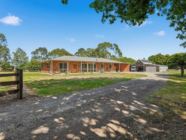 FANTASTIC FAMILY HOME ON 3 ACRES
