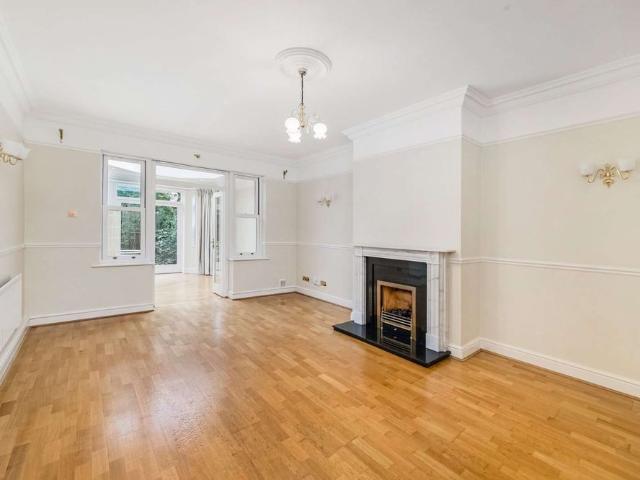 Fantastic five bedroom family home with garage in Barnes Waterside