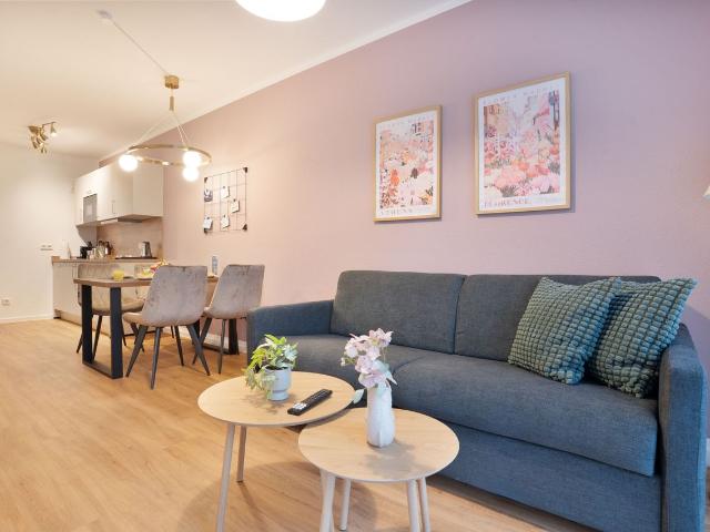 Fantastic One Bedroom Apartment with Queen bed, Osnabruck Amsterdam Apartments for Rent