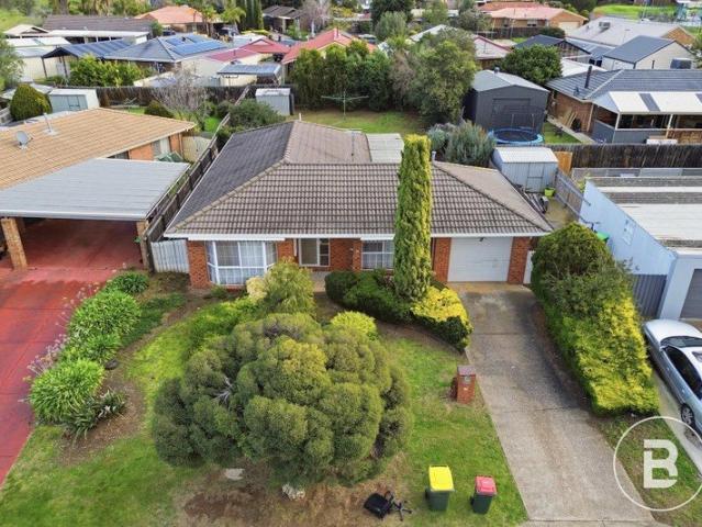 FANTASTIC OPPORTUNITY ON A SPACIOUS 650SQM BLOCK
