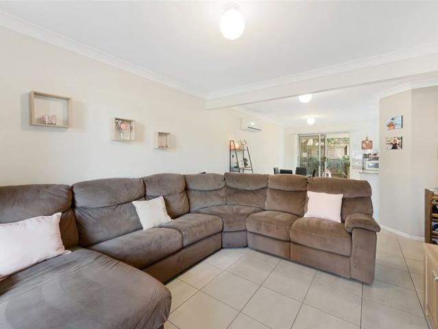 FANTASTIC LOCATION & CONVENIENCE! Heart of North Lakes, 3 Bed 2&1/2 Bath Townhouse, pool&gym