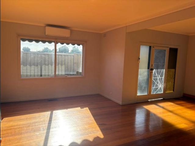 Fantastic Location, Walking Distance to Sunshine Plaza, Public Transport and Schools