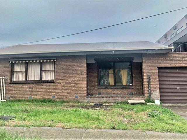 Fantastic Location, Walking Distance to Sunshine Plaza, Public Transport and Schools