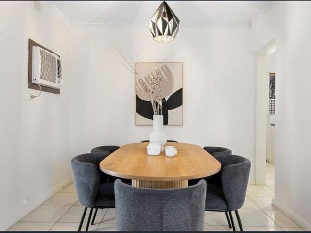 Fantastic location with 2 bedrooms and rear courtyard