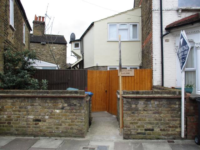 Fantastic Newly Renovated 2 bedroom House with Garden in NW2 Near Tube, 24 Hour Buses & High Road