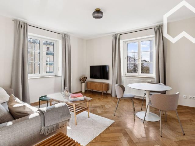 Fantastic, spacious loft in excDenkmalgeschützter Altbau mit Charakter: Hohe Decken, viel Licht, stilvoll möbliertellent location, Munchen Amsterdam Apartments for Rent
