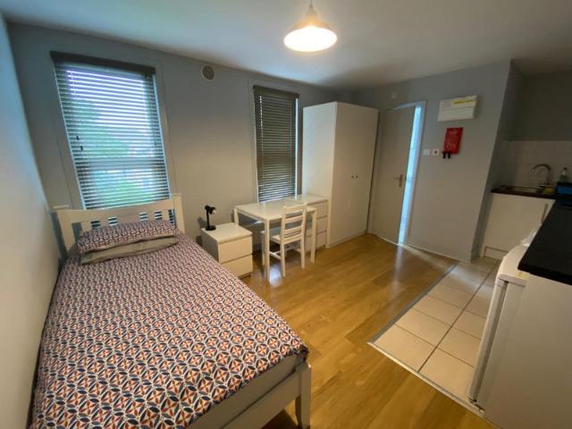 Fantastic spacious studio near tube station