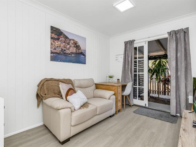 FANTASTIC STUDIO UNIT IN LABRADOR PERFECT LOCATION