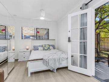 FANTASTIC STUDIO UNIT IN LABRADOR PERFECT LOCATION