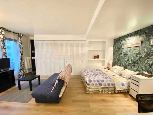 Fantastic studio with a balcony bright balcony overlooking the courtyard