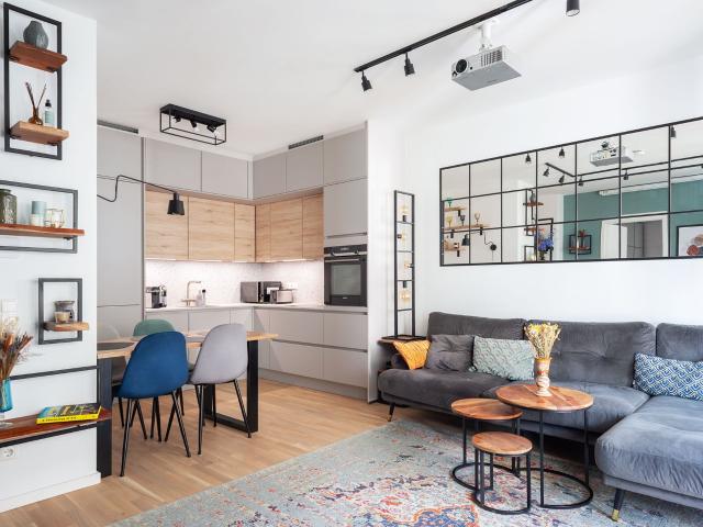 Stylish Berlin Mitte Apartment | Workspace for Two & Private Balcony