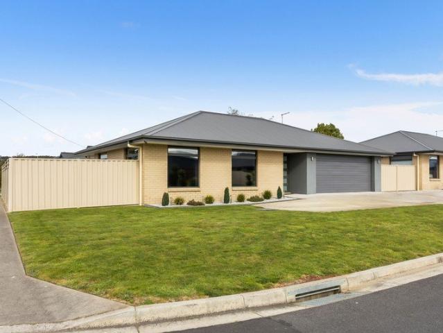 Fantastic Stand Alone Unit with Sunshine, Space & Extra Parking