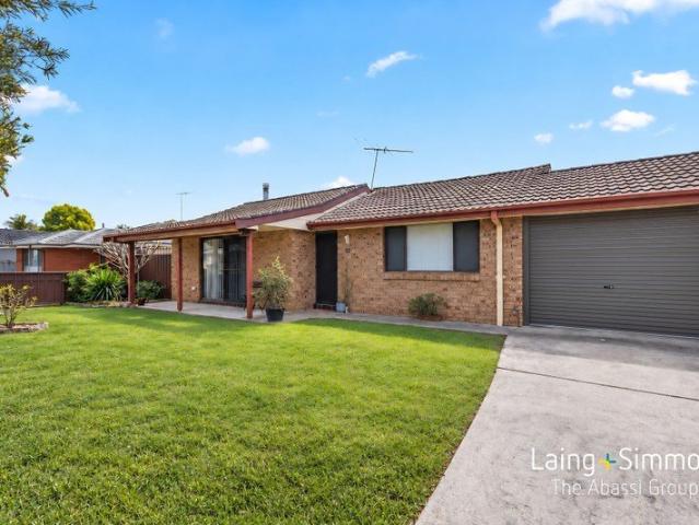 Fantastic Street Facing Villa with a Complex Swimming Pool to Enjoy!