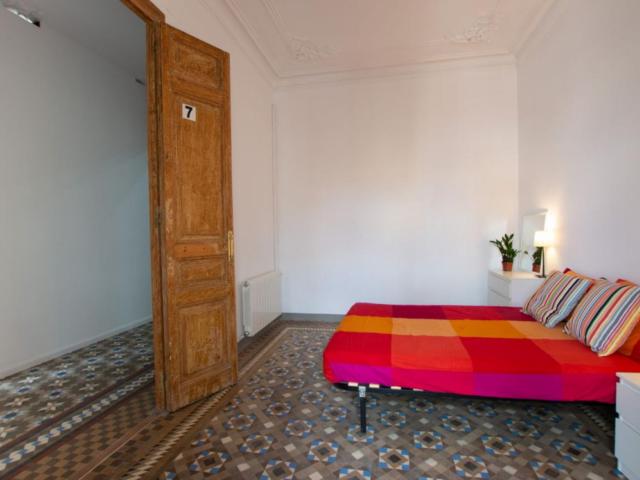 Fantastic room in Eixample in shared flat, only women