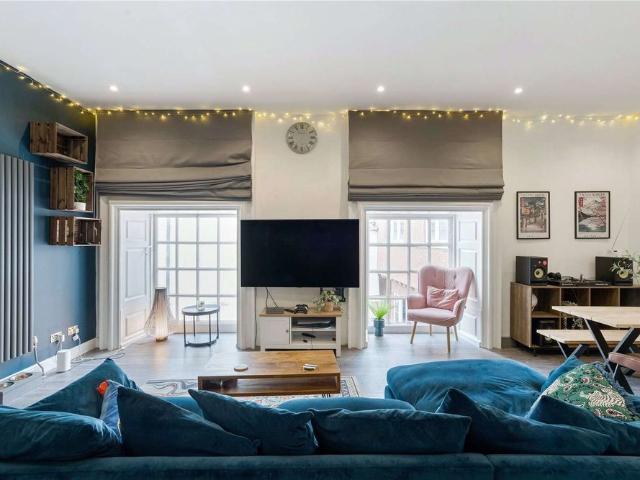 Fantastic, renovated one bedroom maisonette apartment