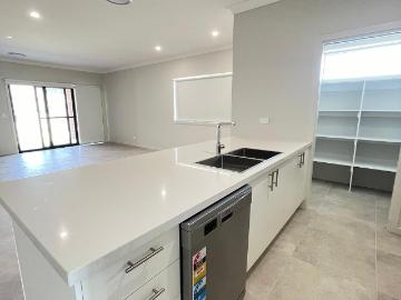 Fantastic Rental Opportunity! PLEASE REGISTER FOR ALL INSPECTIONS AT: rentals.southport@multidynamic.com.au 15 Willandra St, Yarrabilba